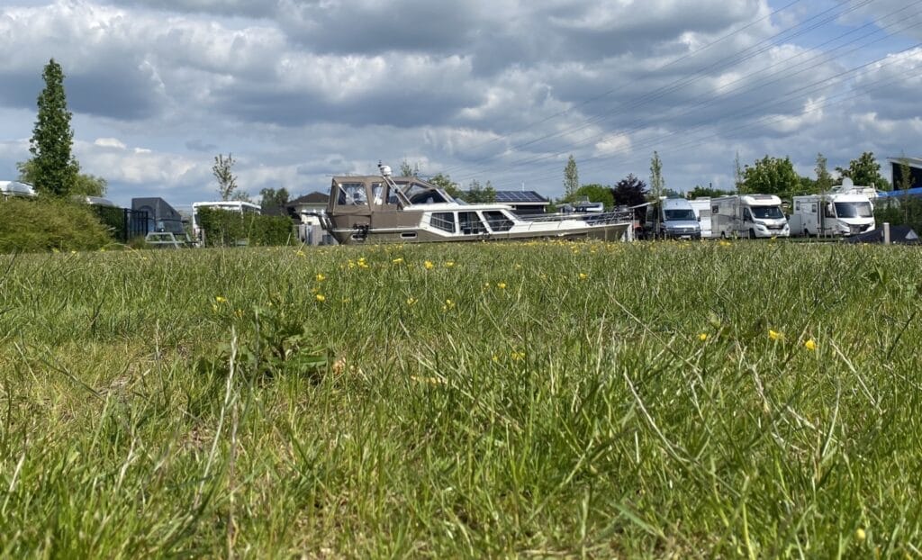 Camperplaats-Leeuwarden-aan-het-water-gras-2-e1656071941501